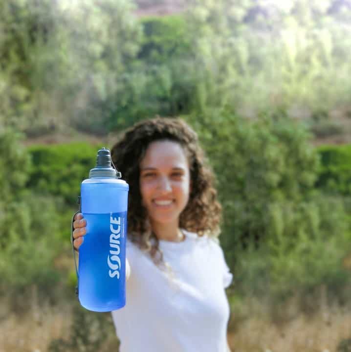 בקבוק מים של שורש בשימוש בטיול
