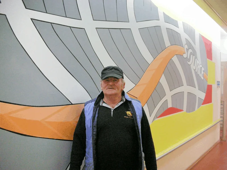 טוהר מבצע בקרת איכות על סנדלי שורש