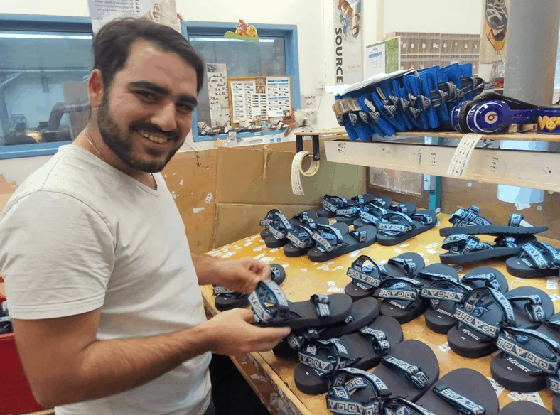 אריאל מעצב את סוליות סנדלי שורש