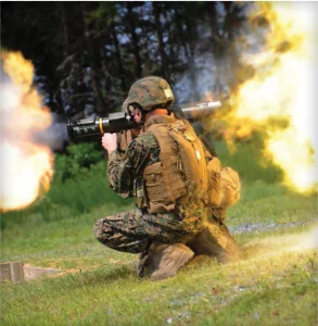 חייל מארינס עם מימיית שורש