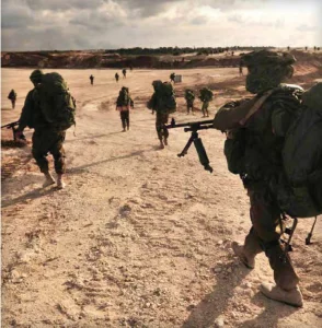 חיילי צהל עם תרמילי ומימיות שורש