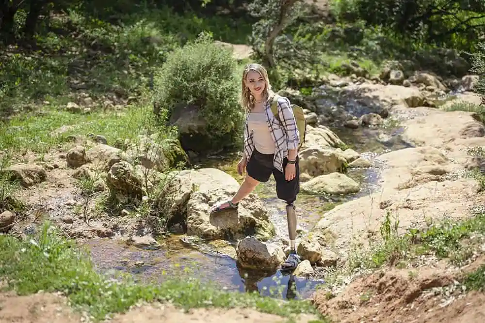 אסתי נועלת סנדלי שורש בנחל